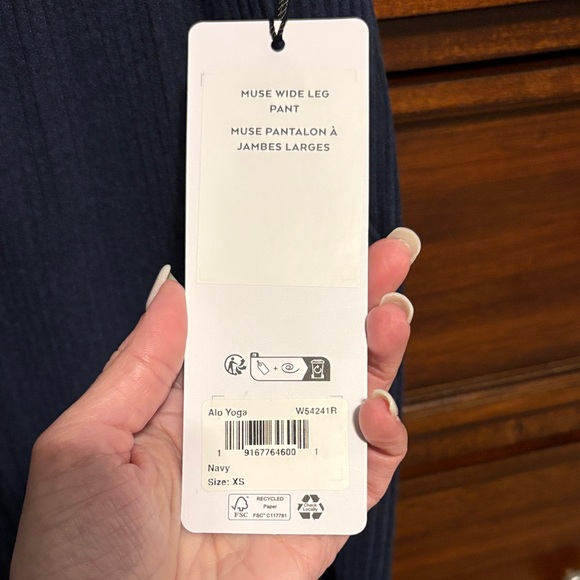 ALO Yoga Muse Wide Leg Pant - Picture 3 of 7